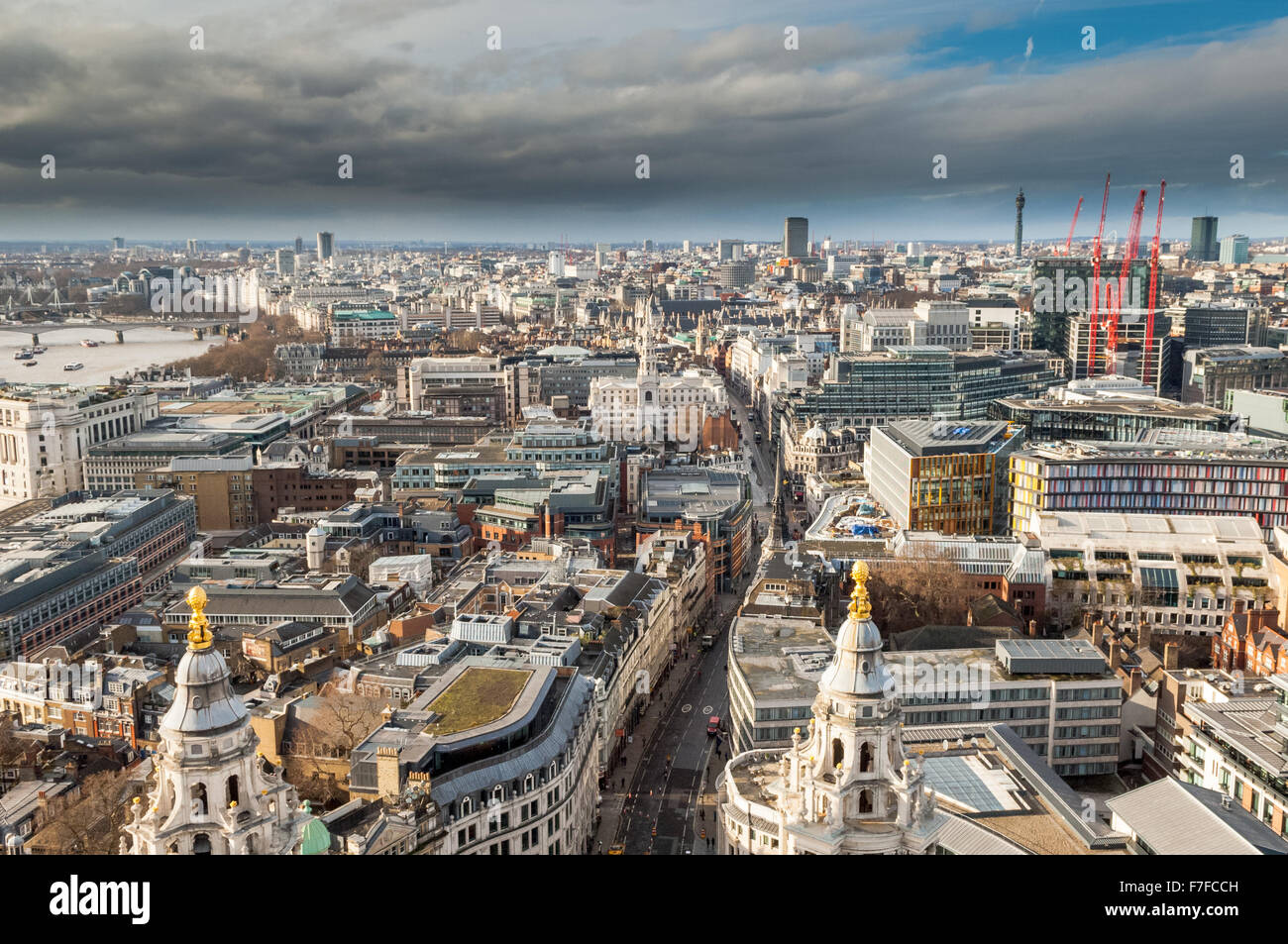Der Blick von st.Paul Kathedrale mit Blick auf London über die Themse und London Sehenswürdigkeiten auf eine interessante Wetter Tag. Stockfoto