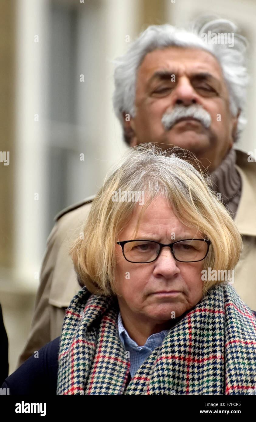 Lindsey Deutsch (Stop Krieg Stuhl) und Tariq Ali (pakistanische Schriftstellerin, Journalistin und Aktivistin) bei der Don't Bombe Syrien protest Stockfoto