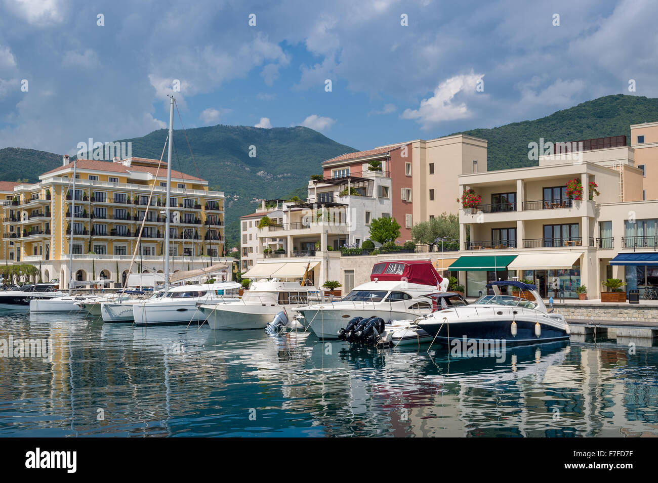 Tivat Sportboote und schönen Häusern Stockfoto