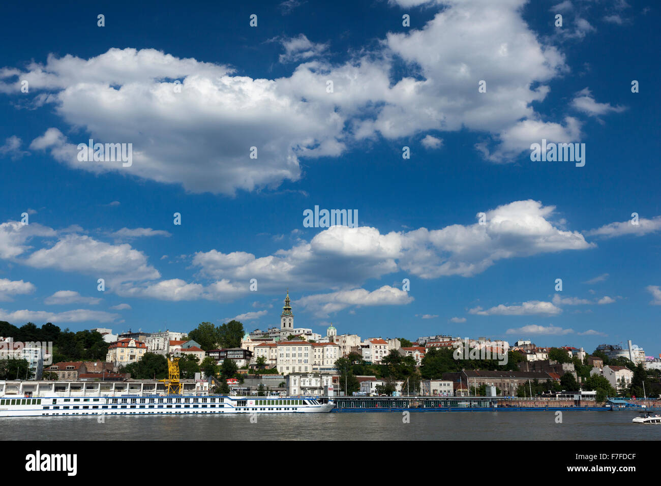 Eine Kreuzfahrt-Boot Segeln auf dem Fluss Sava in Belgrad Stockfoto