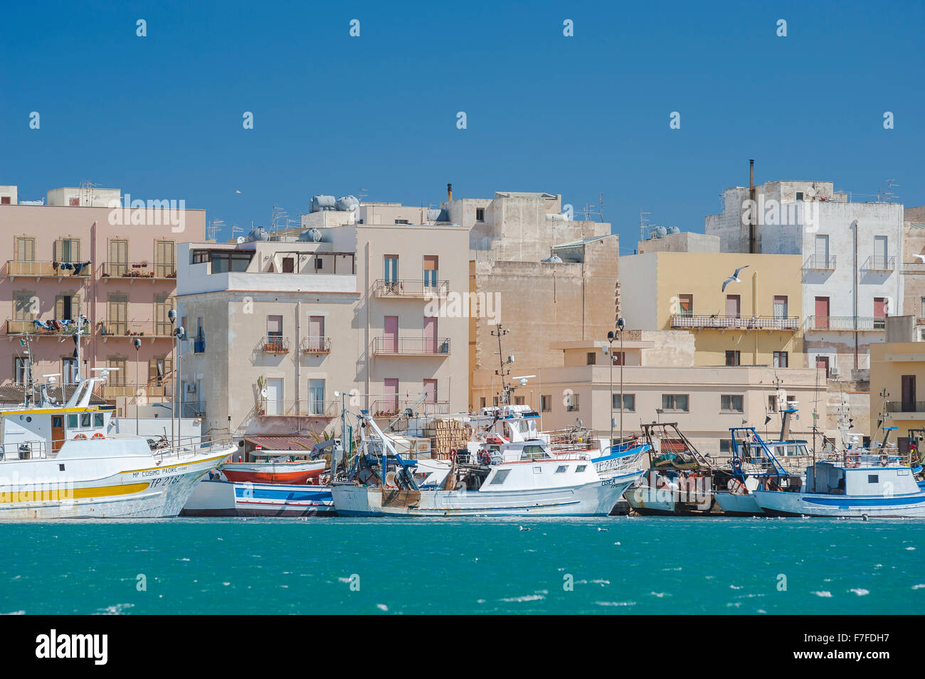 ostkuste siziliens stadt angeln boote entlang der kaimauer im hafen von trapani sizilien stockfotografie alamy