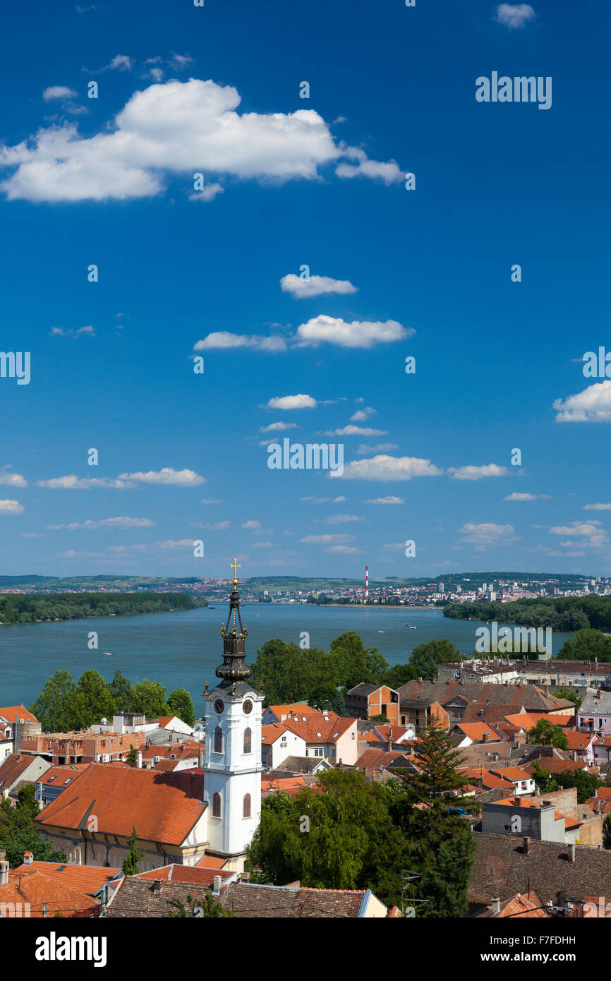 Blick auf die St. Nicholas Church, Donau und Belgrad vom Gardos Hügel in Zemun, Serbien Stockfoto