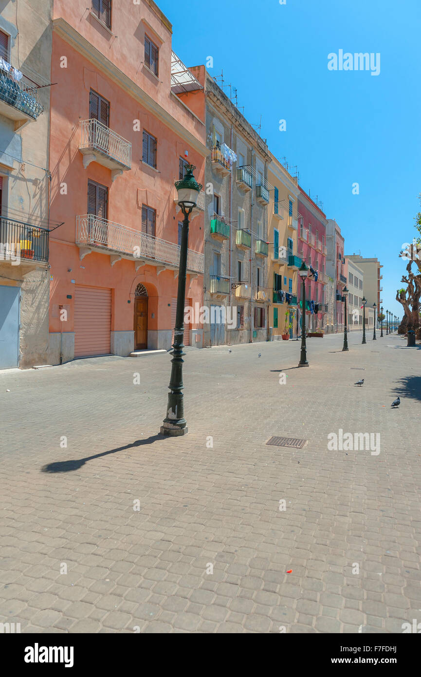 Trapani Sizilien, Blick im Sommer auf pastellfarbene Gebäude entlang der Uferpromenade im Hafengebiet von Trapani, Sizilien. Stockfoto