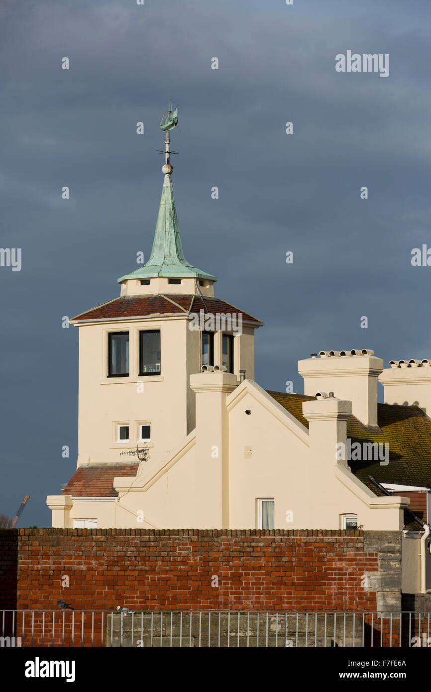 Wohnturm mit einer sehr alten Wetterfahne in Form einer Galeone. Detail Set gegen einen grauen Himmel geschossen. Stockfoto