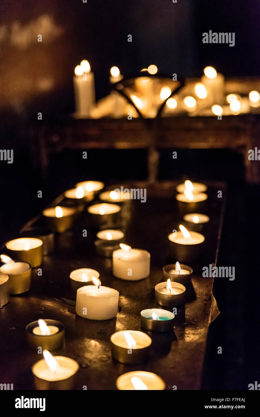 Votiv-Kerzen in einer katholischen Kirche. Stockfoto