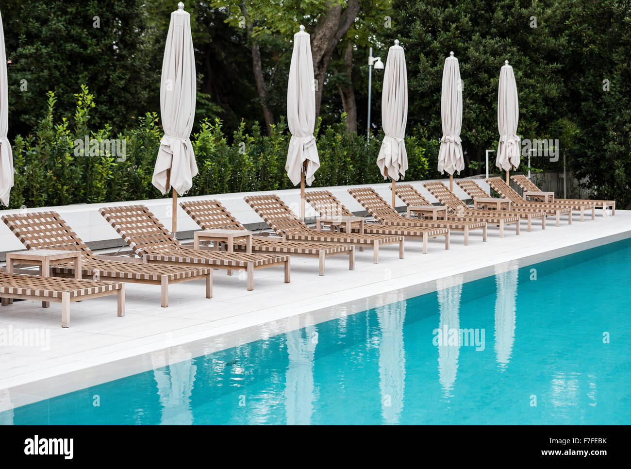 Liegestühle am Pool bei einem exklusiven Pool. Stockfoto