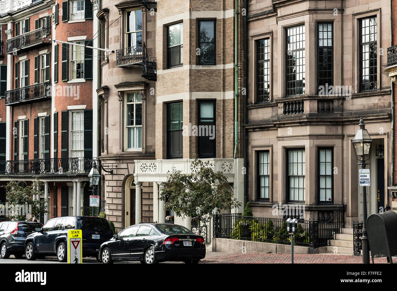 Brownstone Häuser entlang der Beacon Street, Beacon Hill, Boston, Massachusetts, USA Stockfoto