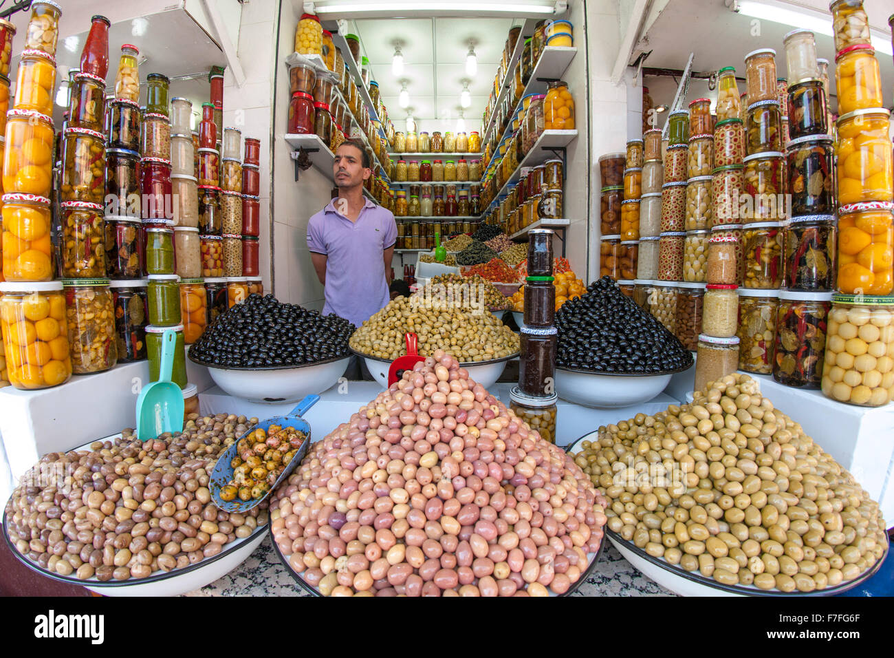 Oliven zum Verkauf in den Souk in Marrakesch, Marokko. Stockfoto
