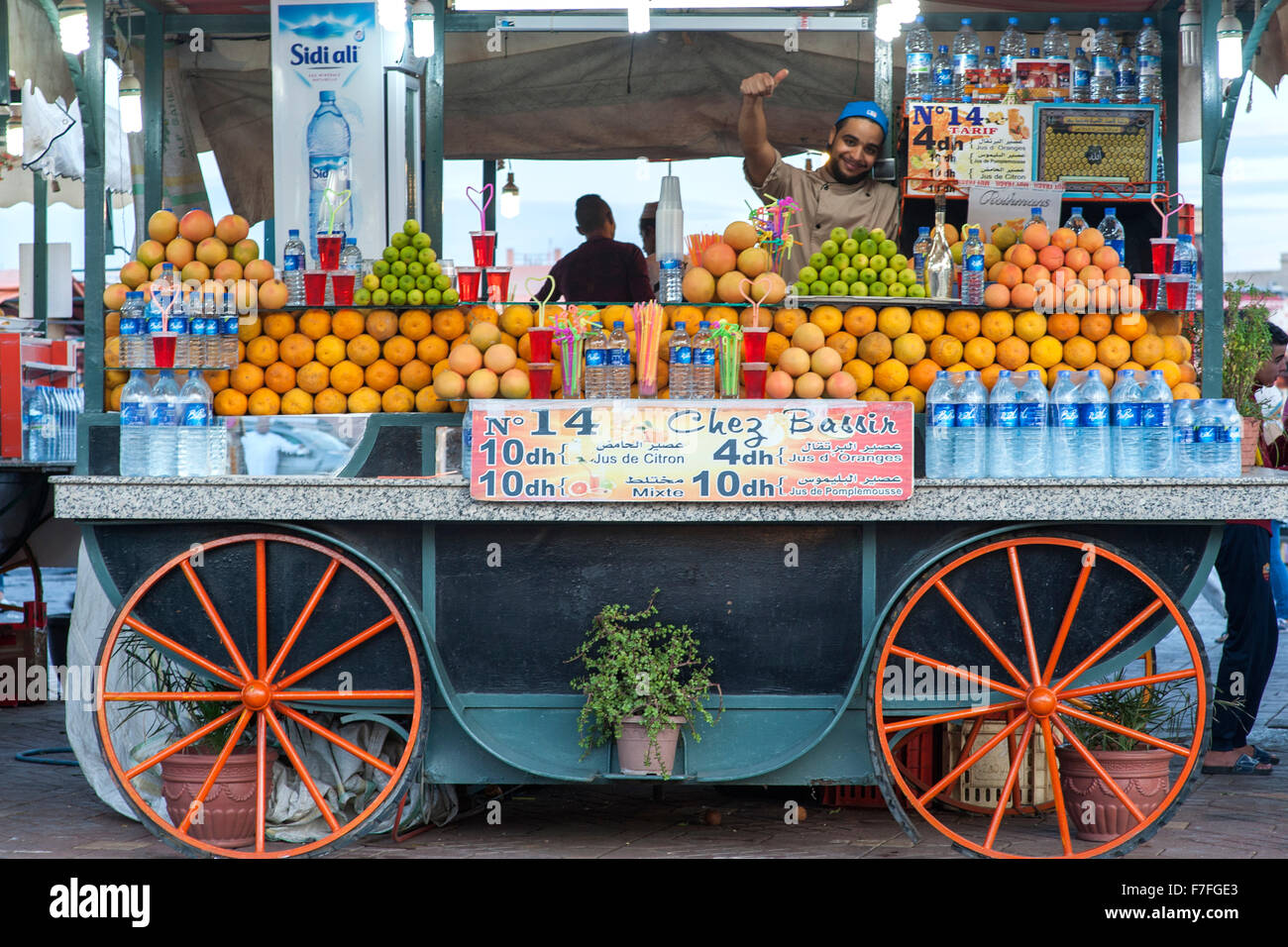 Saft-Hersteller in Platz Jemaa El Fna in Marrakesch, Marokko. Stockfoto