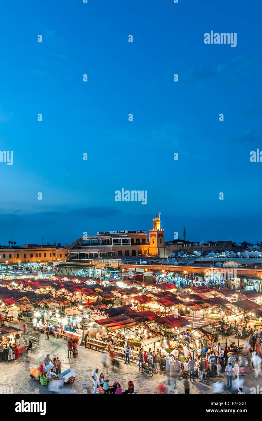 Abenddämmerung Blick auf Essen Ständen und Menschenmassen Platz Jemaa El Fna in Marrakesch, Marokko. Stockfoto