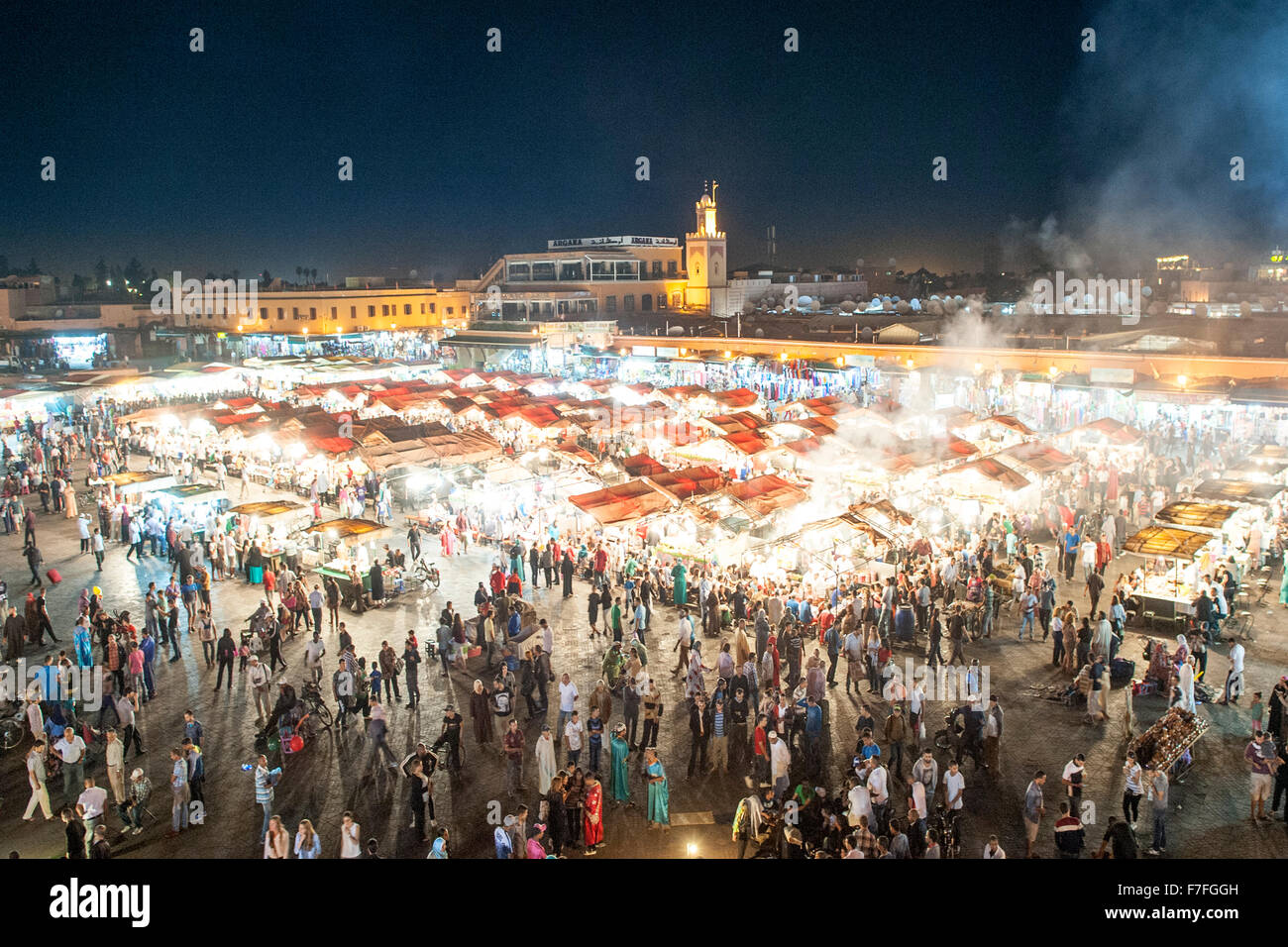 Abenddämmerung Blick auf Essen Ständen und Menschenmassen Platz Jemaa El Fna in Marrakesch, Marokko. Stockfoto