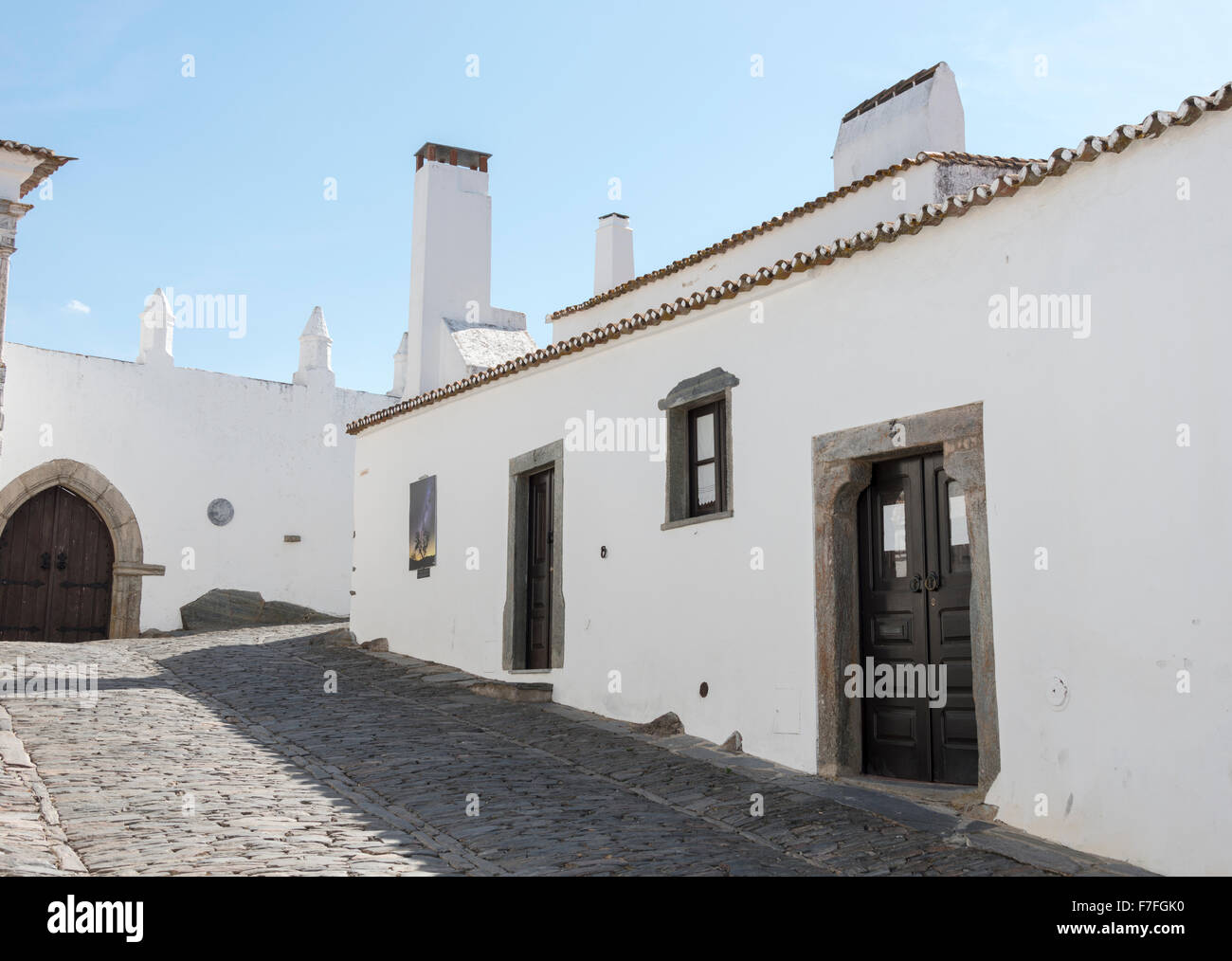 Straße mit weißen Häusern Monsaraz im Alentejo portugal Stockfoto