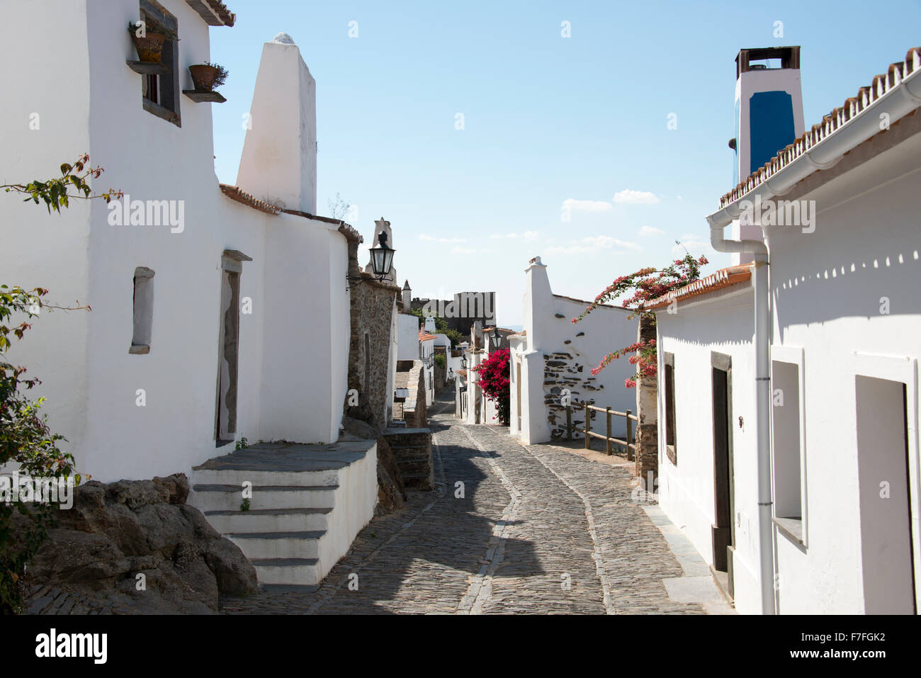 Straße mit weißen Häusern Monsaraz im Alentejo portugal Stockfoto