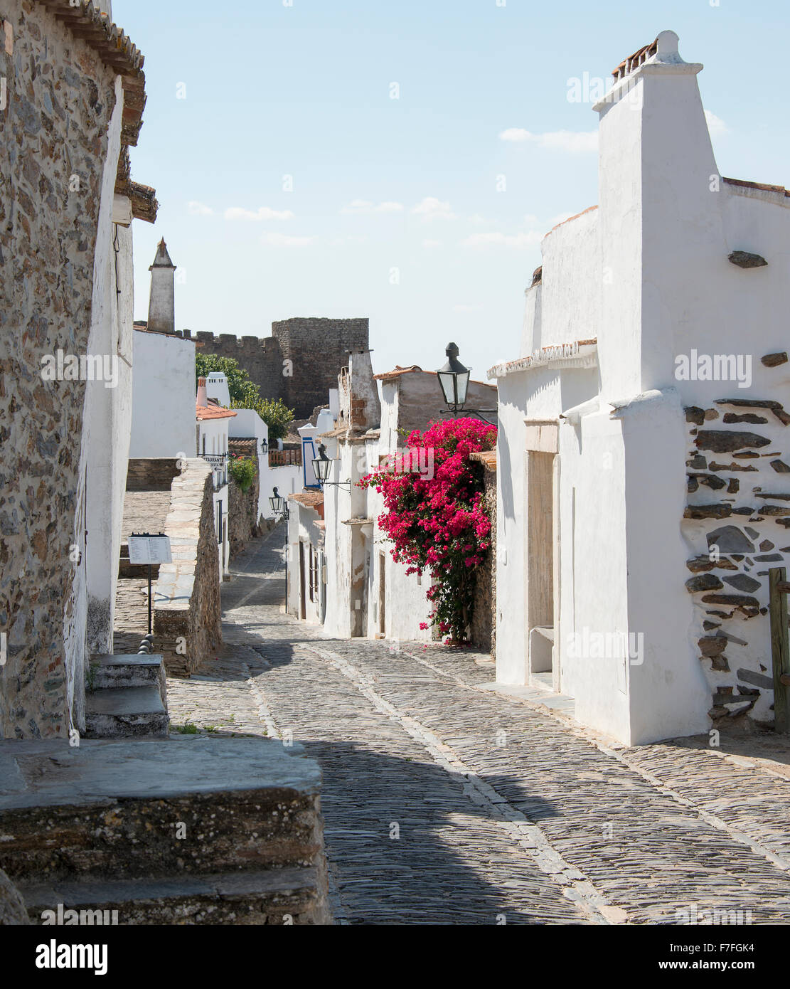Straße mit weißen Häusern Monsaraz im Alentejo portugal Stockfoto