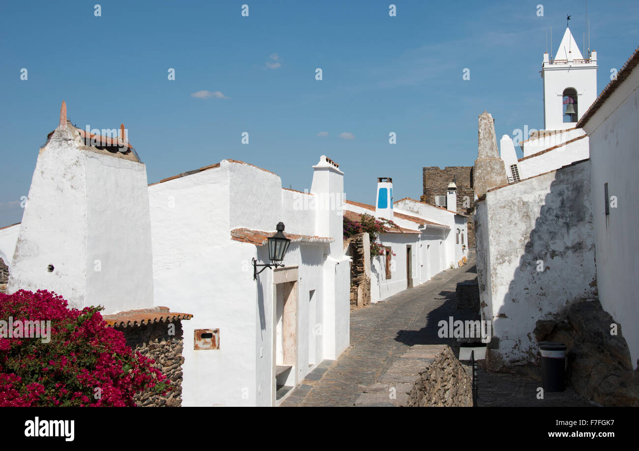 Straße mit weißen Häusern und einer Kirche in Monsaraz im Alentejo portugal Stockfoto
