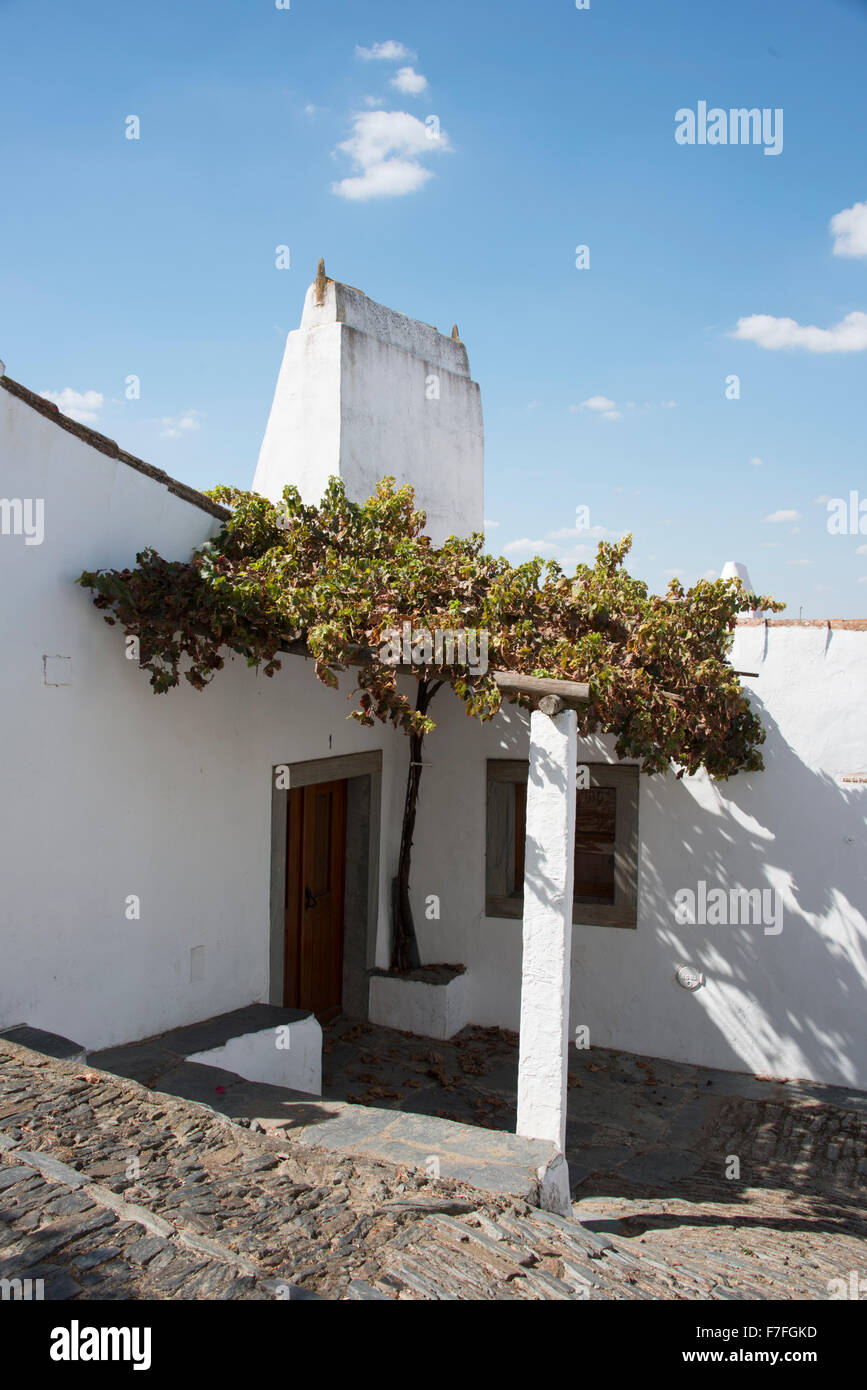 Straße mit weißen Häusern Monsaraz im Alentejo portugal Stockfoto