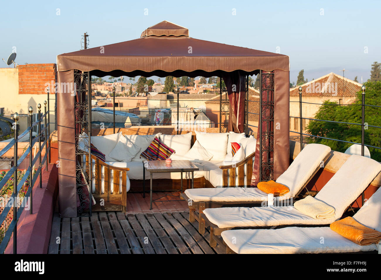 Dachterrasse des Riad El Zohar, Marrakesch, Marokko. Stockfoto
