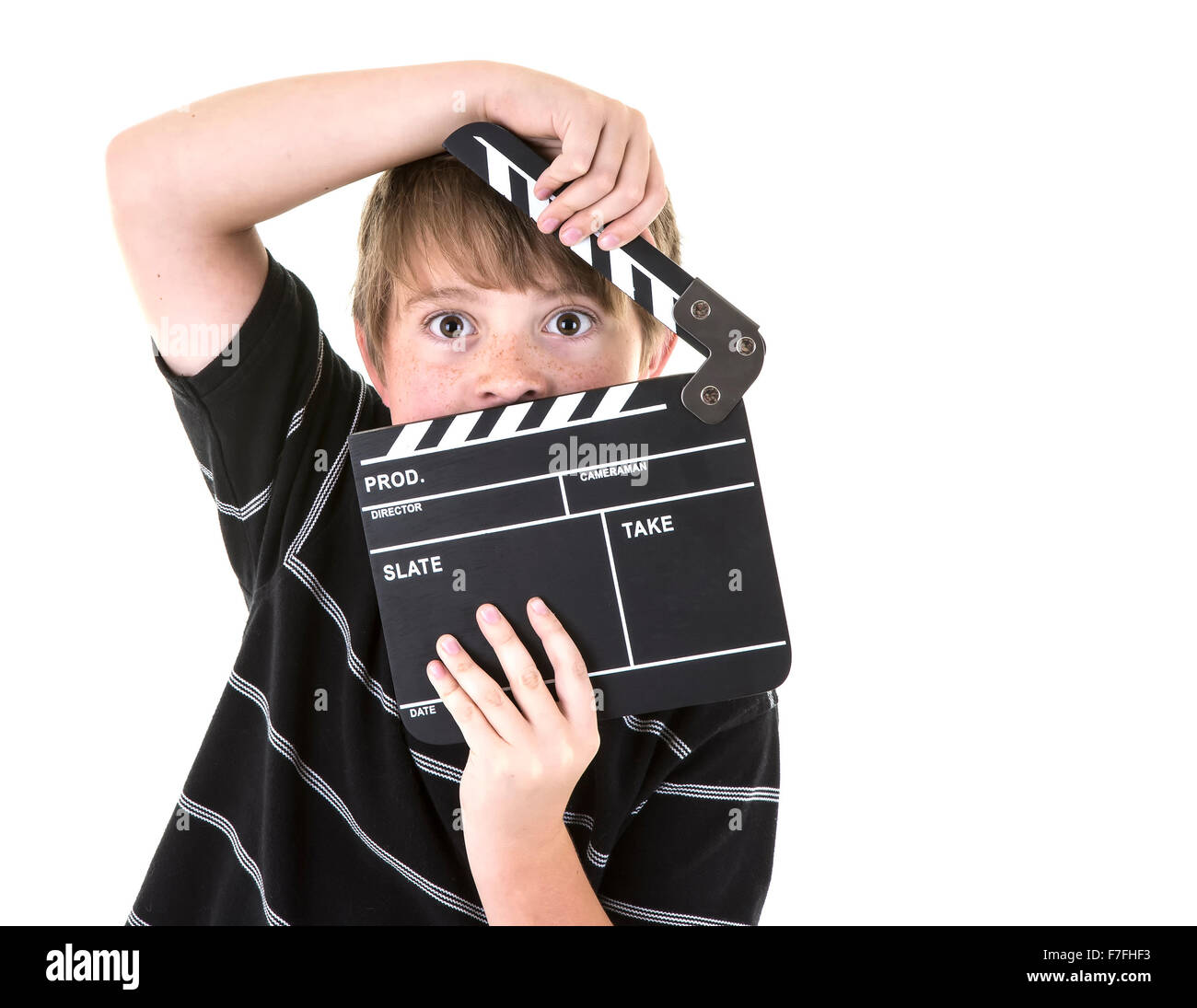 Young Boy mit großen Augen halten ein Movie Clapper Board auf weißem Grund Stockfoto