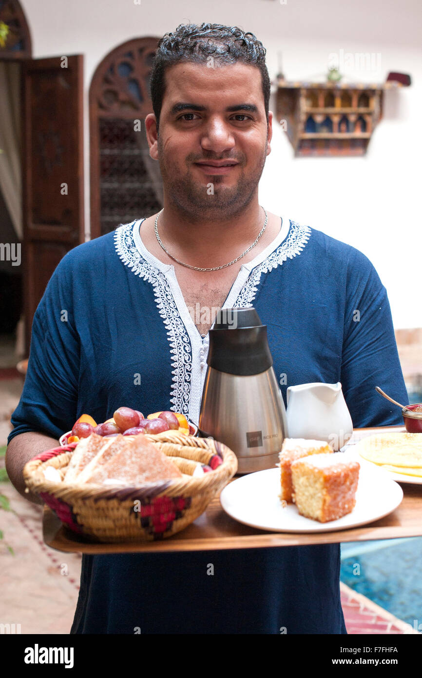 Die Kellner servieren Frühstück bei Riad El Zohar, Marrakesch, Marokko. Stockfoto