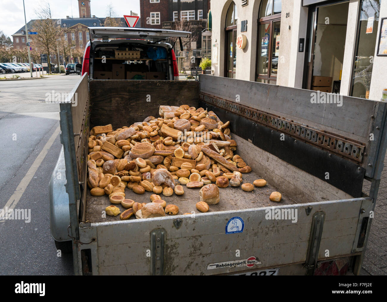 Brote und Brot Brötchen vom Vortag liegen auf einem Anhänger vor einer Bäckerei warten zur Verfügung. Stockfoto