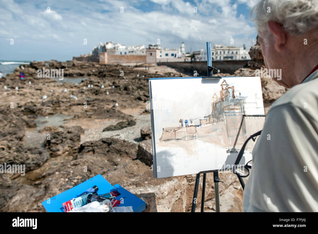 Ein Mann, malen die Küstenlandschaft von Essaouira in Marokko. Stockfoto