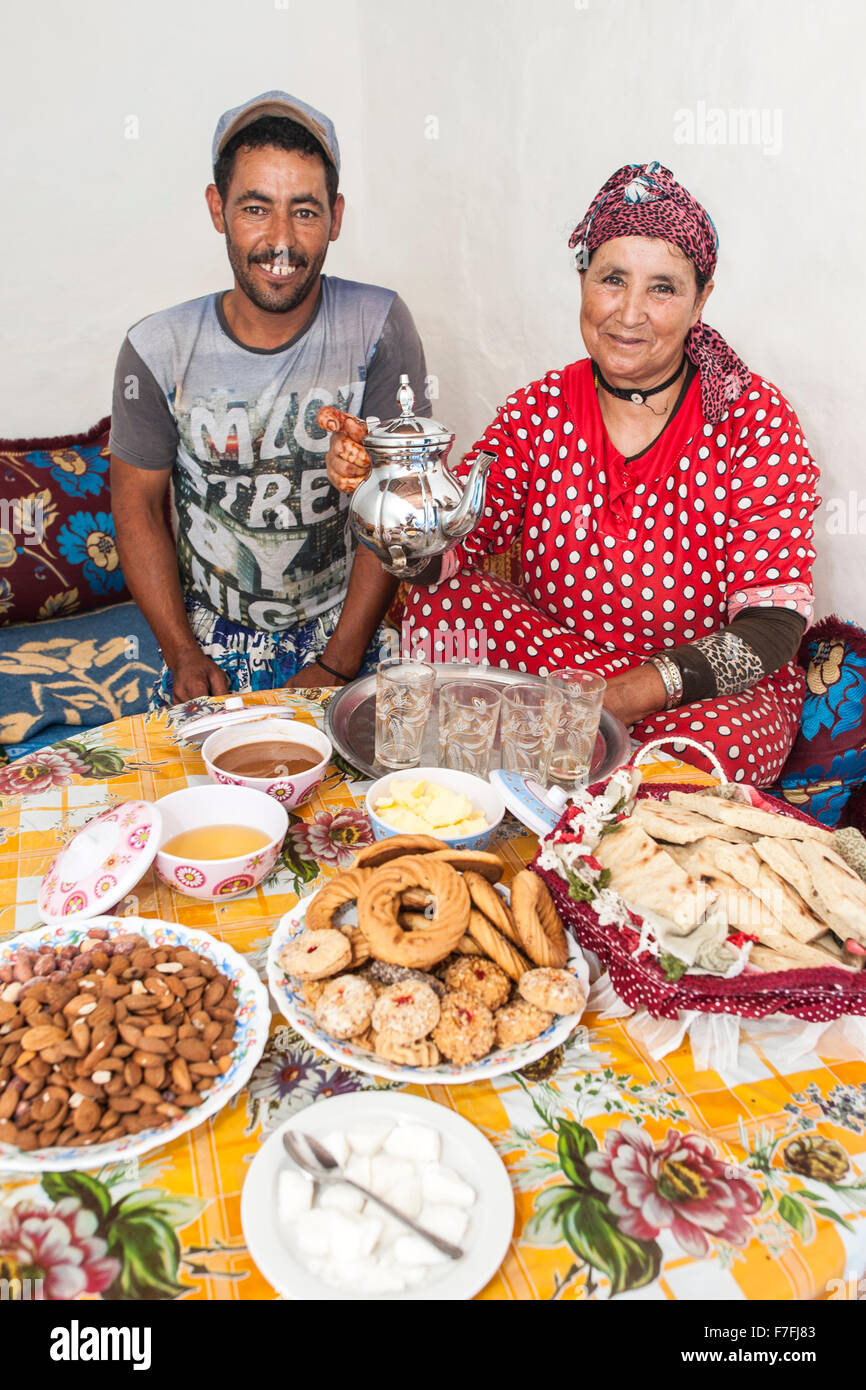 Marokkanischen Mann und Frau mit einer Auswahl an Snacks und Tee. Stockfoto