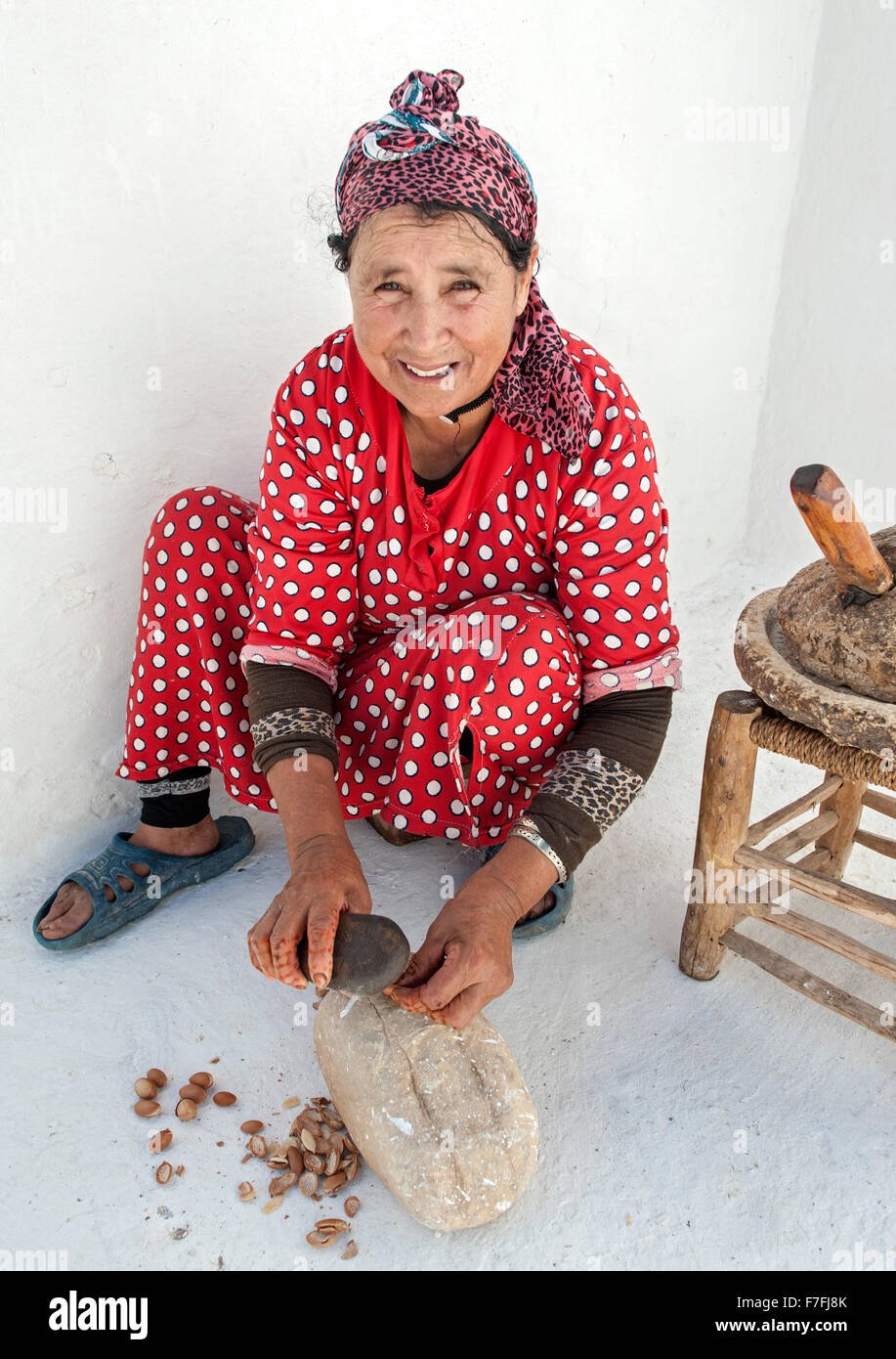 Marokkanerin knacken Argan Nüssen für Öl zu drücken. Stockfoto