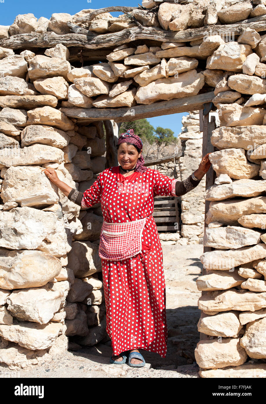 Marokkanische Frau posiert am Eingang zu ihrem Haus in Sidi Kaouki, Marokko. Stockfoto