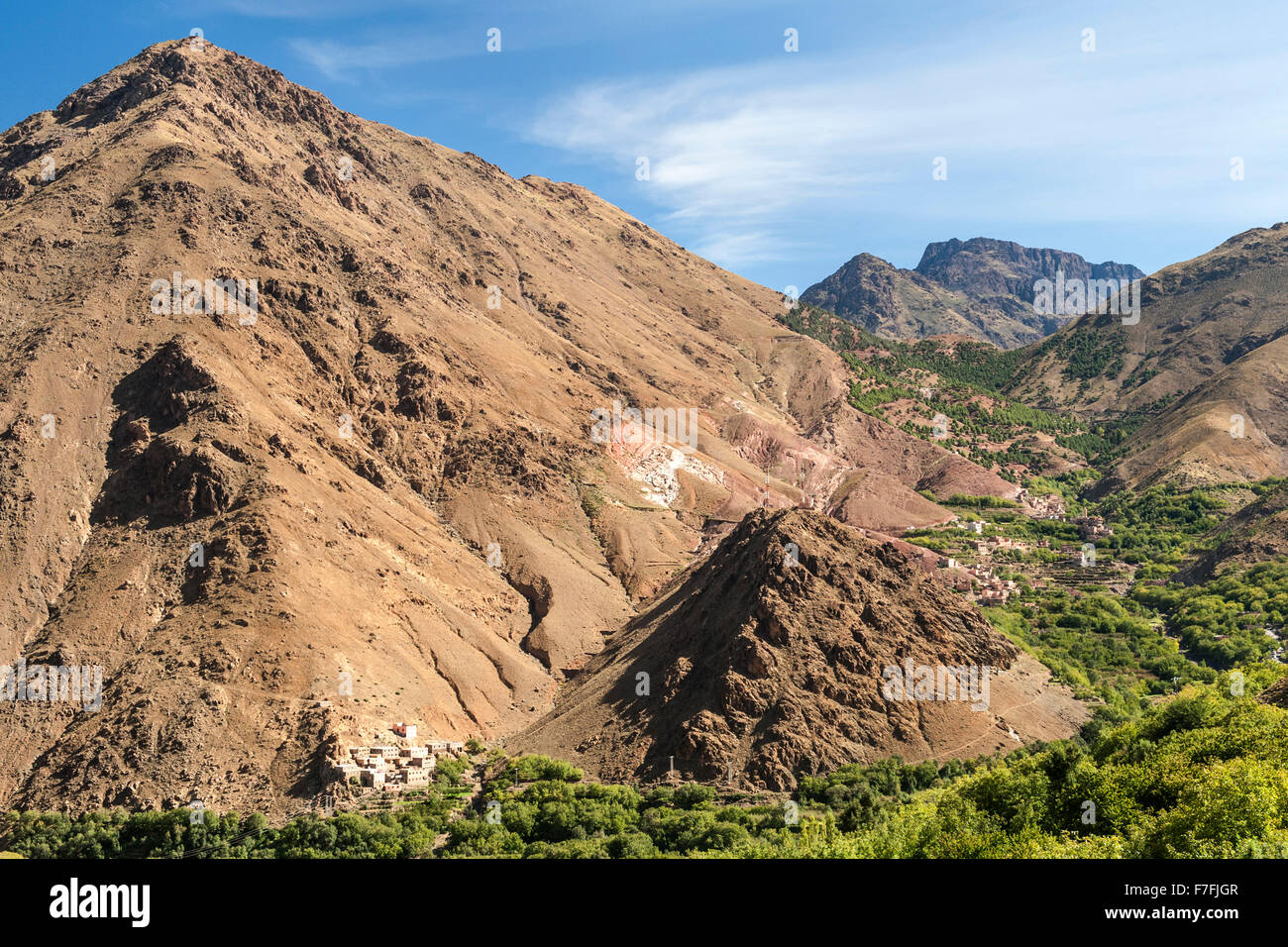 Landschaft-Landschaft und das Dorf Ait Souka in der Nähe von Imlil im Atlas-Gebirge in der Nähe in Marokko. Stockfoto