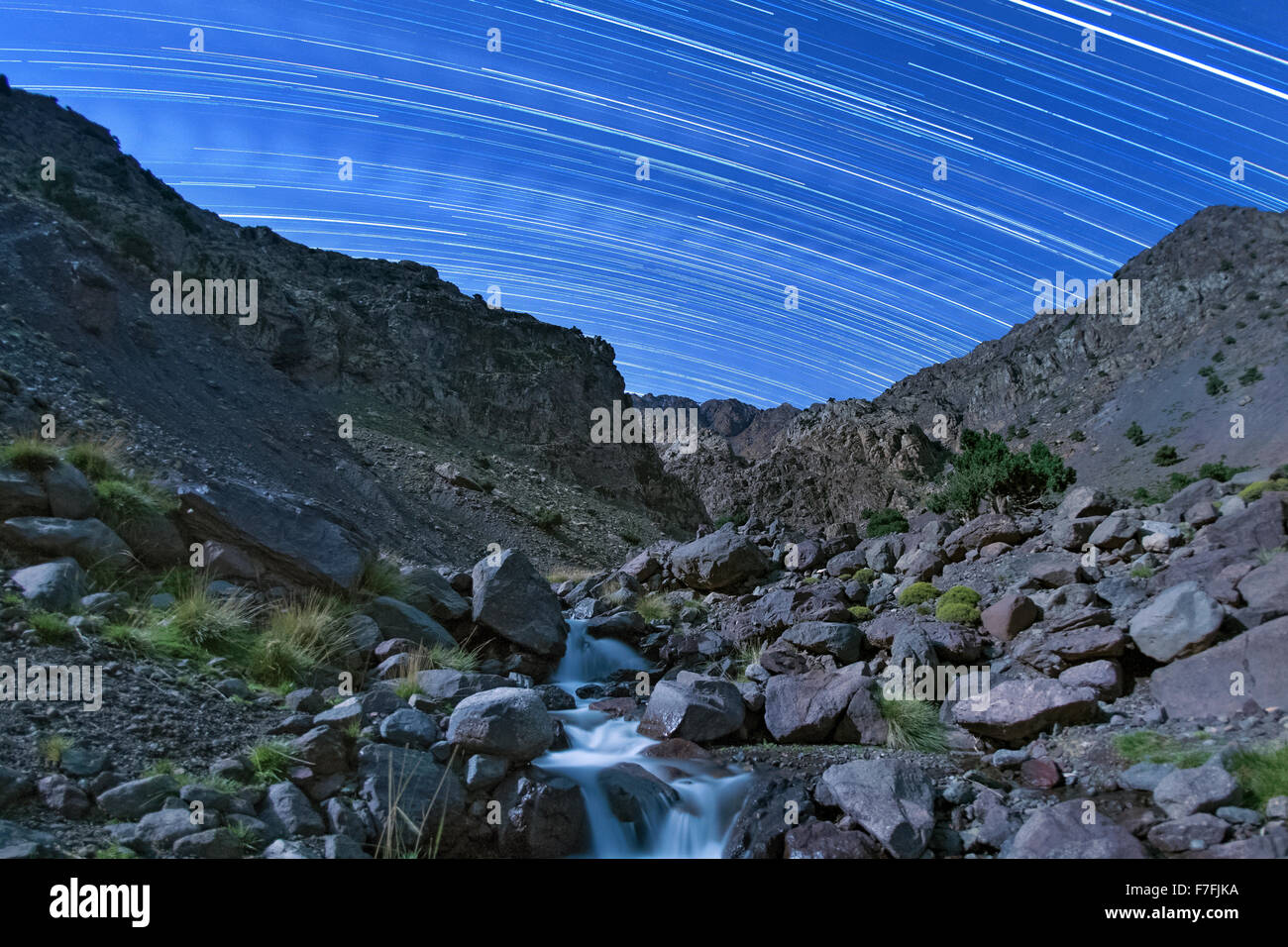 Mondbeschienenen Landschaft und Sternspuren in der Tamsoult Region des Toubkal-Nationalpark im Atlasgebirge in Marokko. Stockfoto