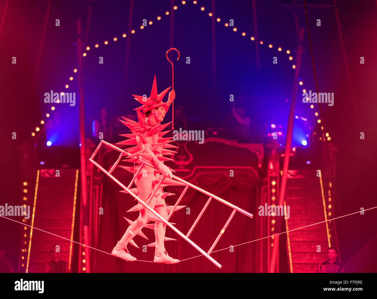 Künstler des Zirkus Roncalli (Andrej Ivakhnenko auf einer Slackline) führen Sie ihre Show "Salto Vitale". Stockfoto