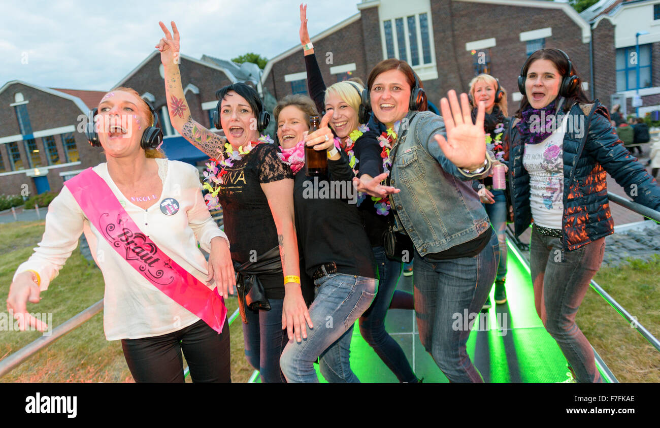 Menschen im Ruhrgebiet feiern die jährliche Extraschicht - die Nacht der Industriekultur, hier bei der Kopfhörer-party Stockfoto