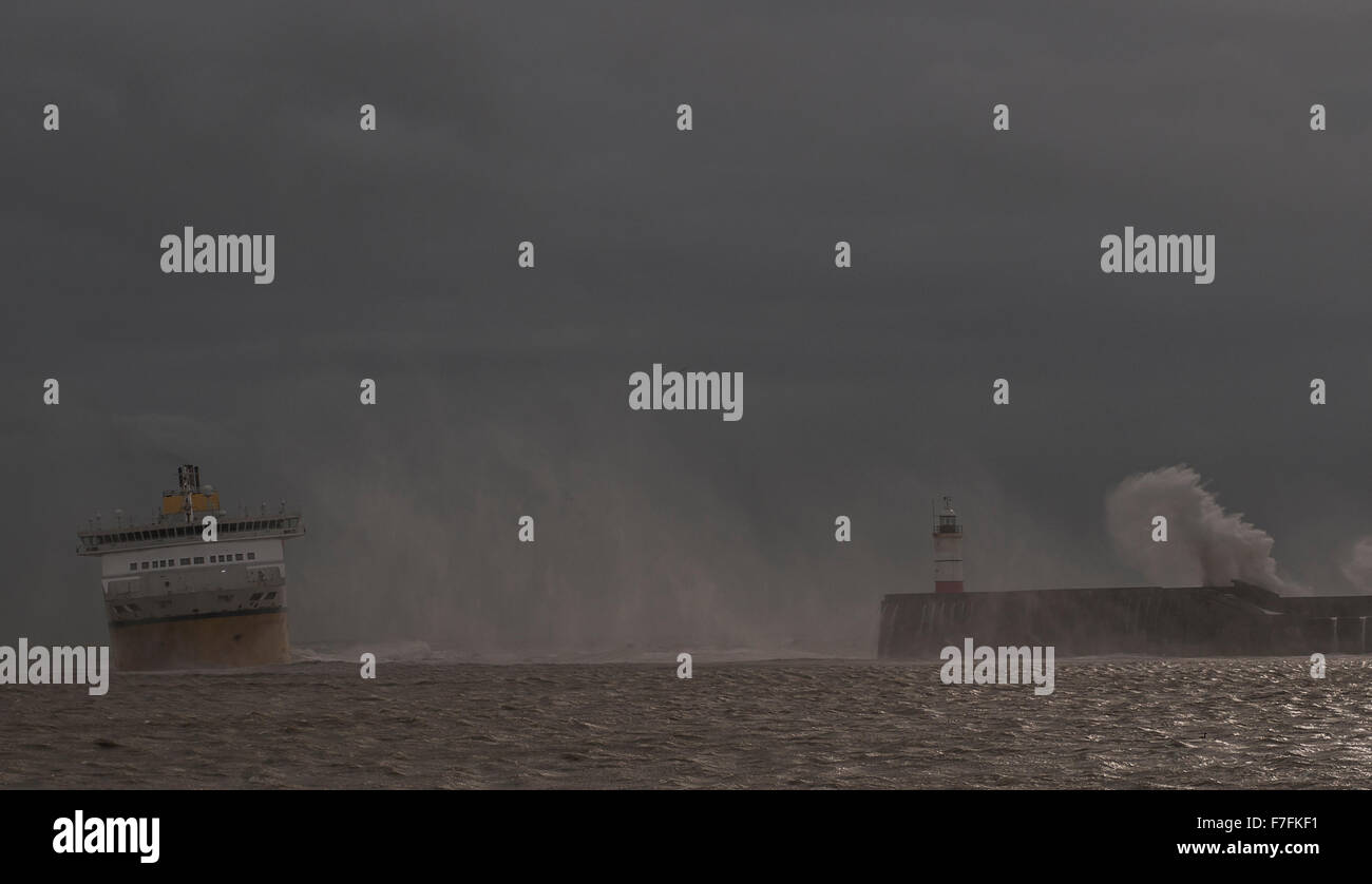 Newhaven, East Sussex, Großbritannien. November 2015. Die Fähre dringt in ruhigere Gewässer ein, als Wellen, die von Wind mit kaltem Druck angetrieben werden, über den Westarm stürzen... Stockfoto