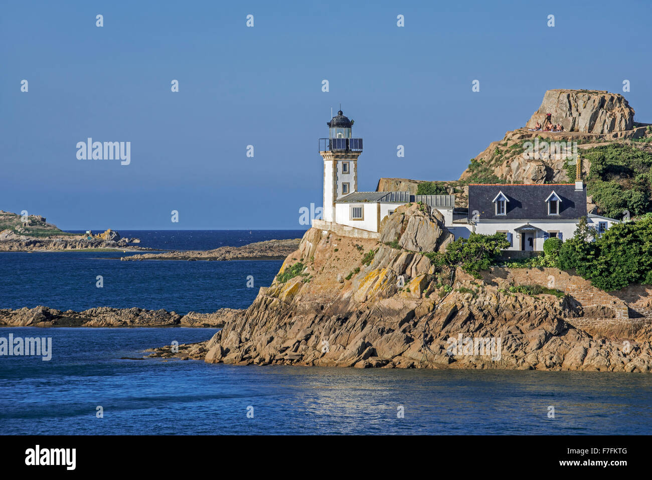 Leuchtturm auf der Ile Louët / Louet Insel im Sommer Carantec, Bretagne, Frankreich Stockfoto