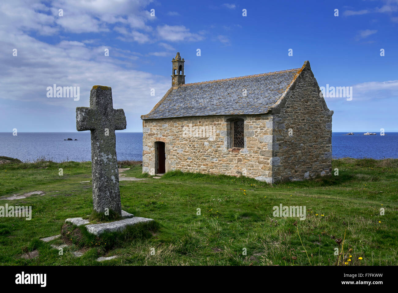 Steinkreuz und die Kapelle Saint-Samson, Landunvez, Finistère, Bretagne, Frankreich Stockfoto