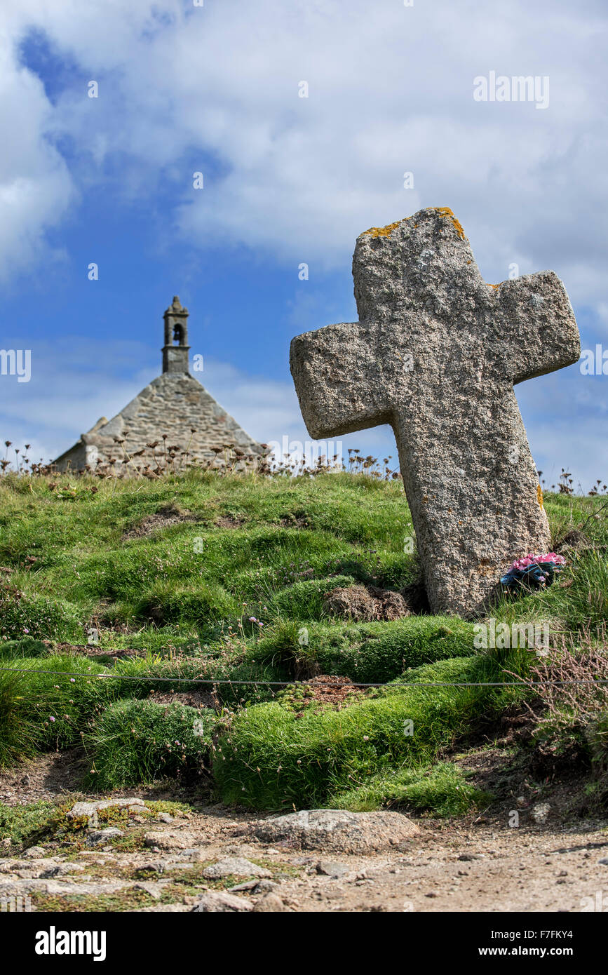 Steinkreuz und die Kapelle Saint-Samson, Landunvez, Finistère, Bretagne, Frankreich Stockfoto