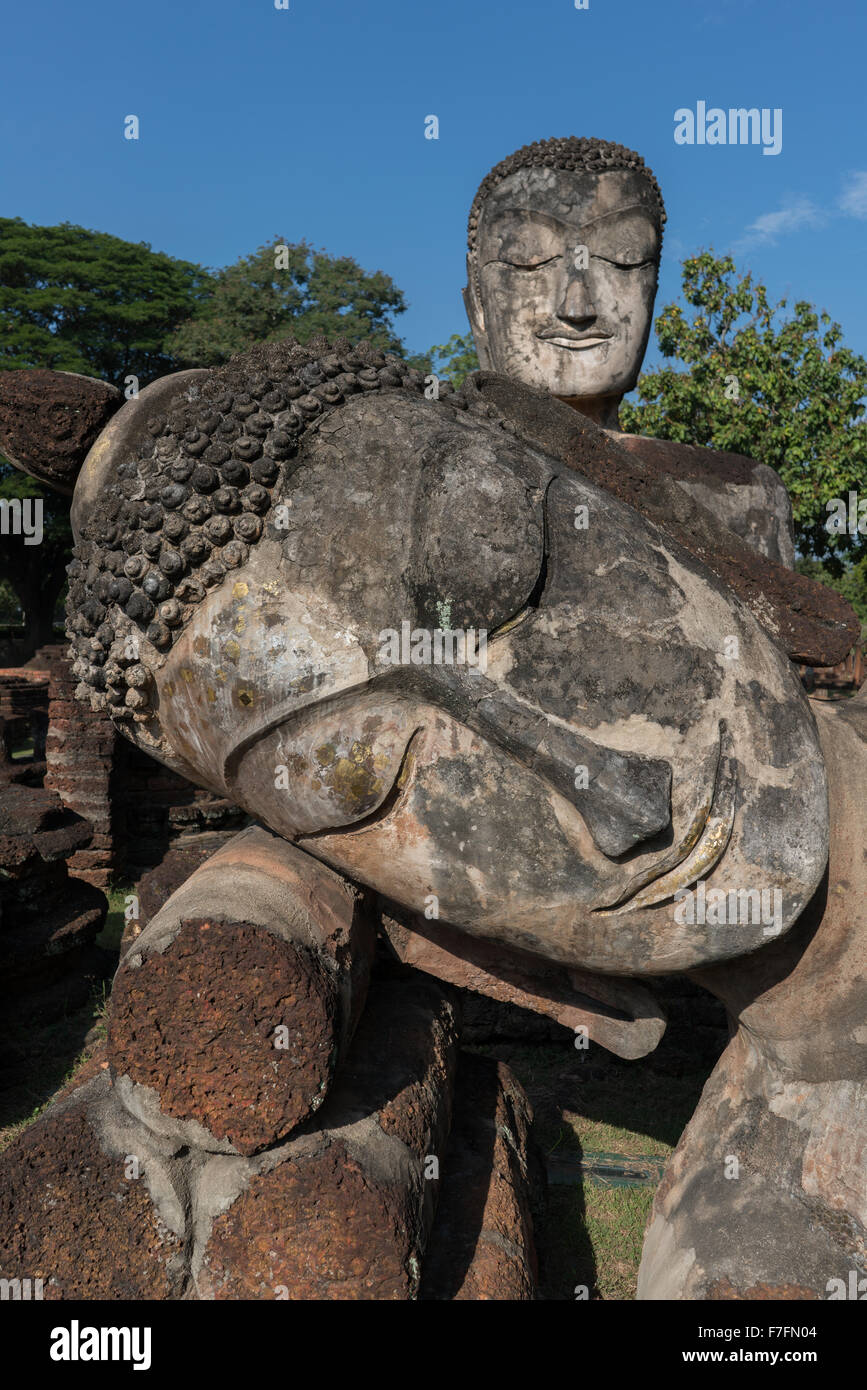 Beeindruckende Buddhastatue im Geschichtspark Kamphaeng Phet Stockfoto