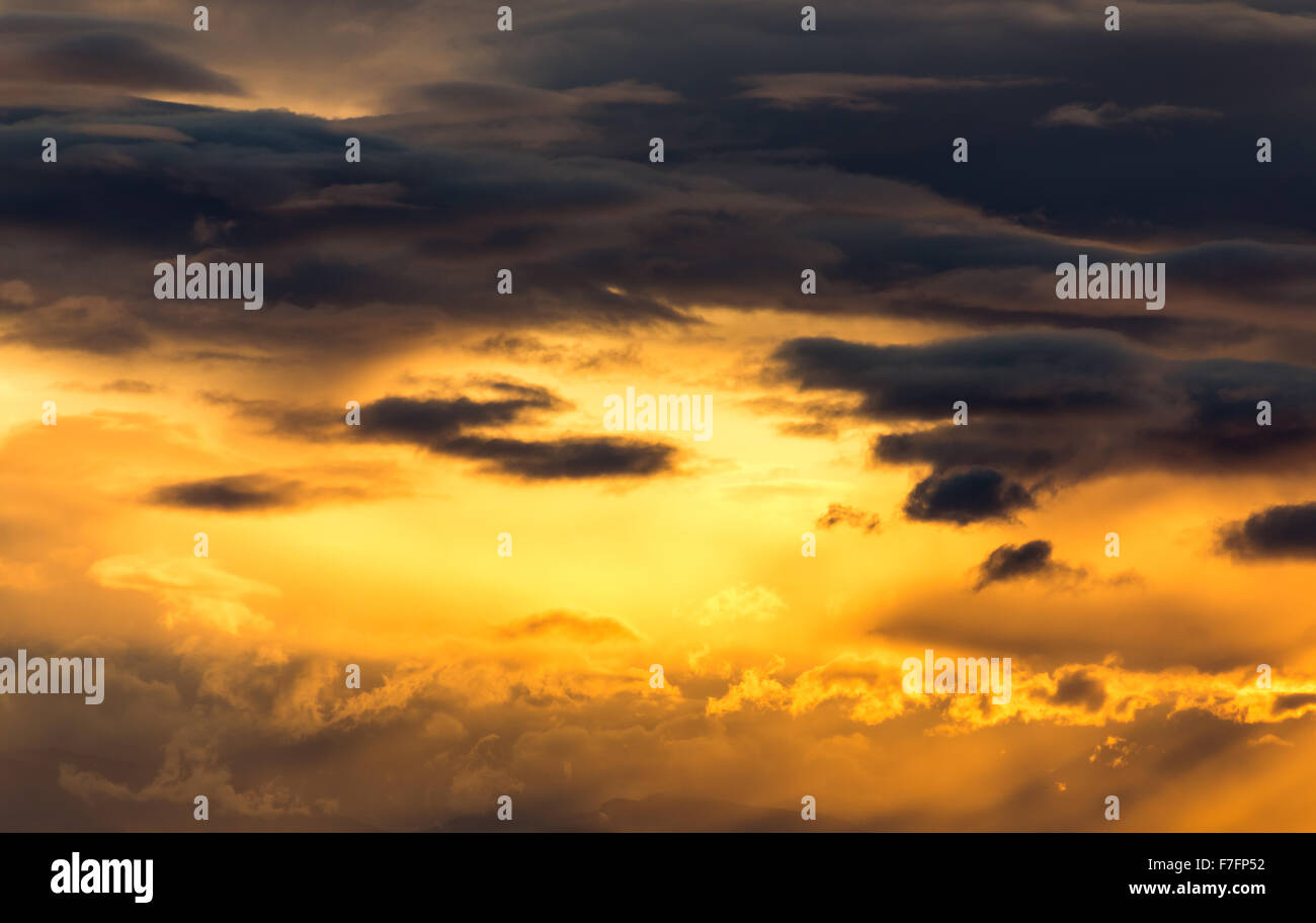eine lebendige orange und goldenen Sonnenuntergang Stockfoto