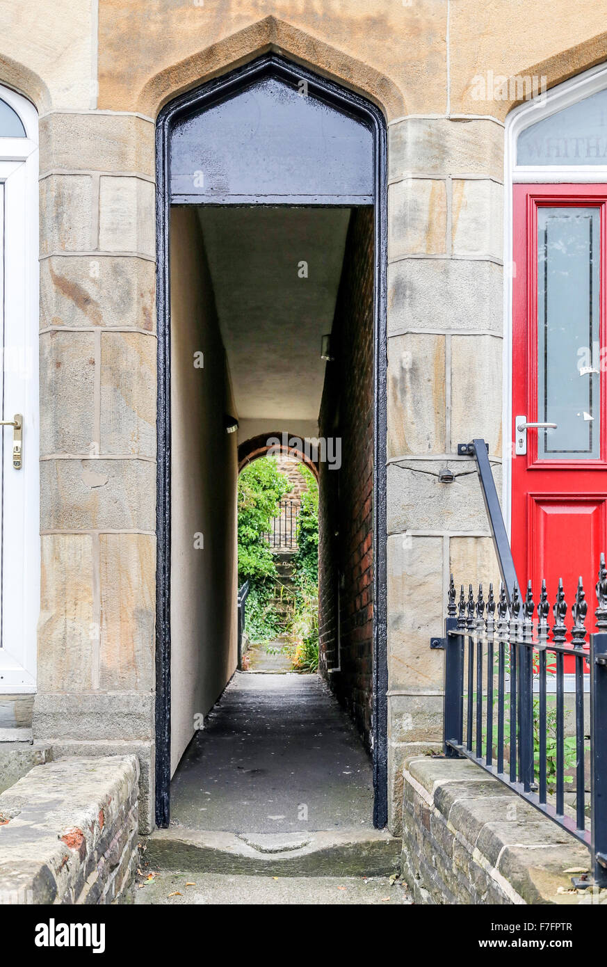 Gehweg / Fußweg zum Garten hinter dem Haus in einem englischsprachigen Zeile Haus Stockfoto
