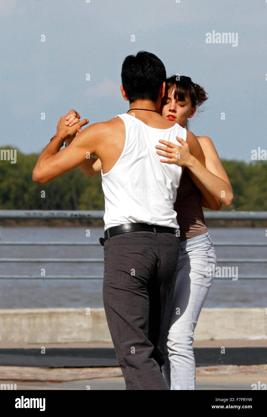 Junges Paar üben den argentinischen Tango unter freiem Himmel Stockfoto