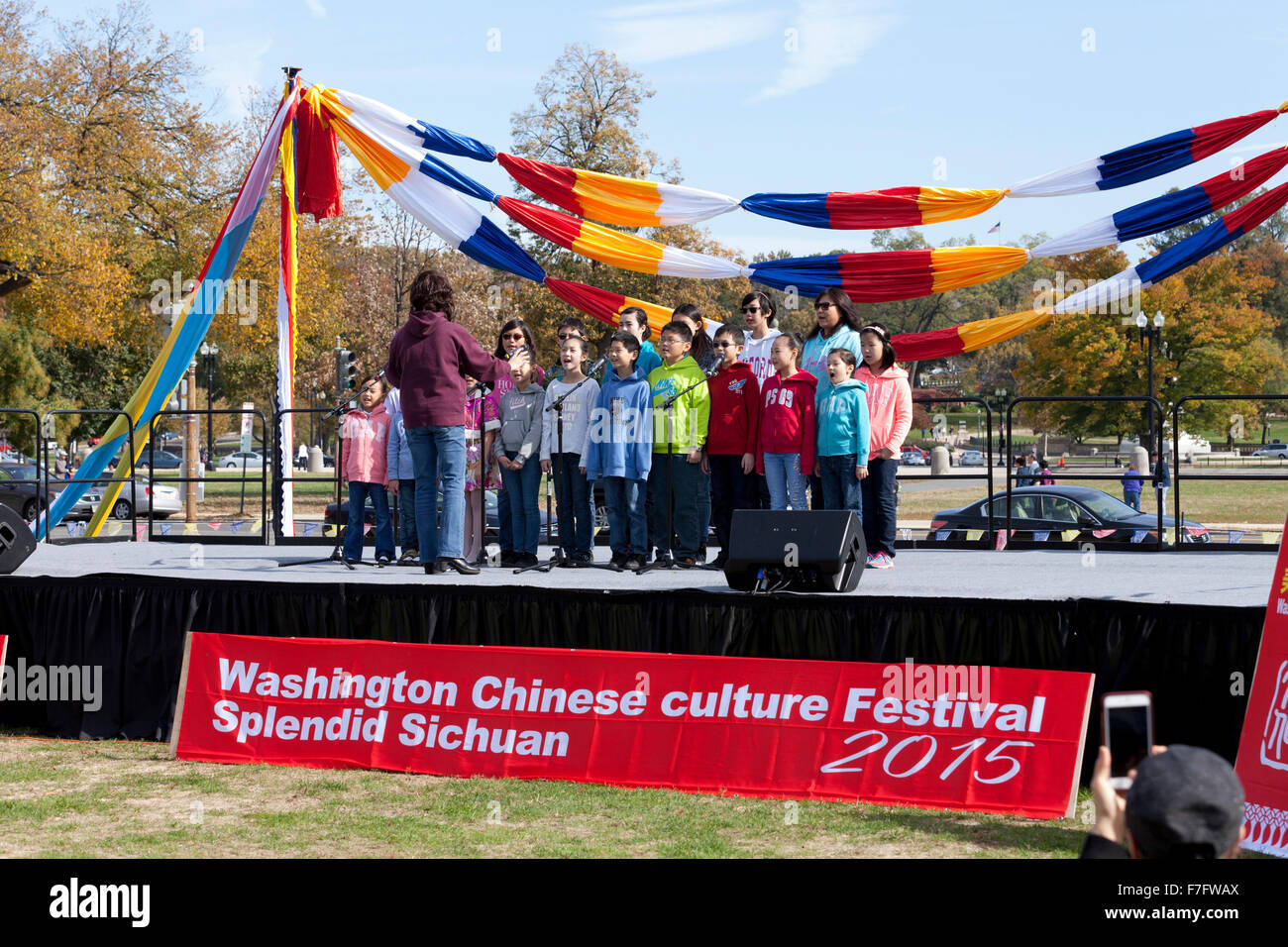 Chinesische Kinder Chor Gruppe singen auf der Bühne beim chinesischen Kulturfestival - USA Stockfoto