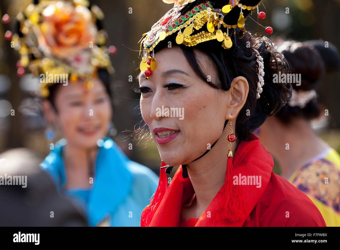 Weiblichen chinesischen traditionellen Tanz Darsteller in Kostümen auf asiatische Festival - USA Stockfoto