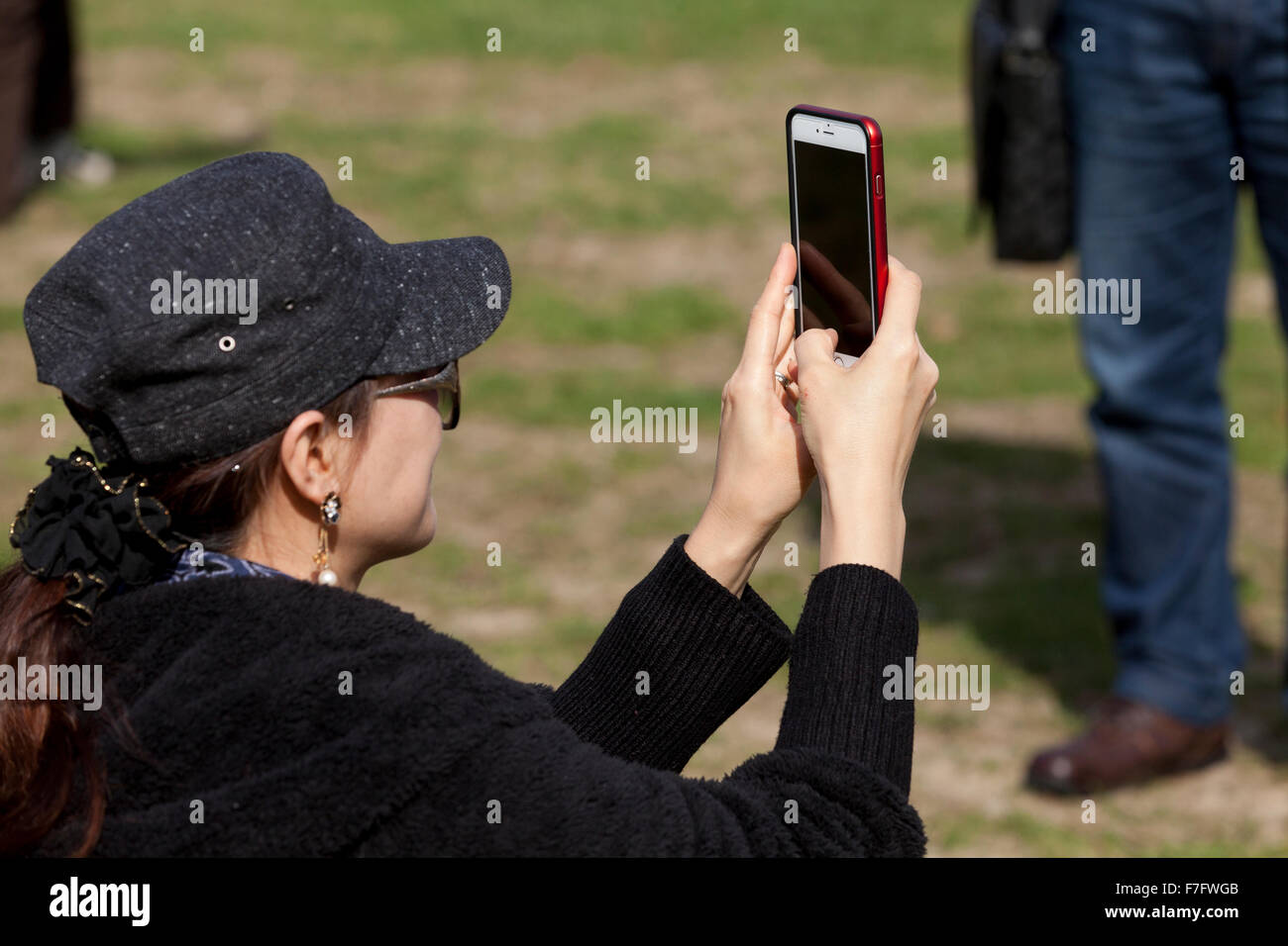 Asiatische Frau unter Bild mit Handy - USA Stockfoto