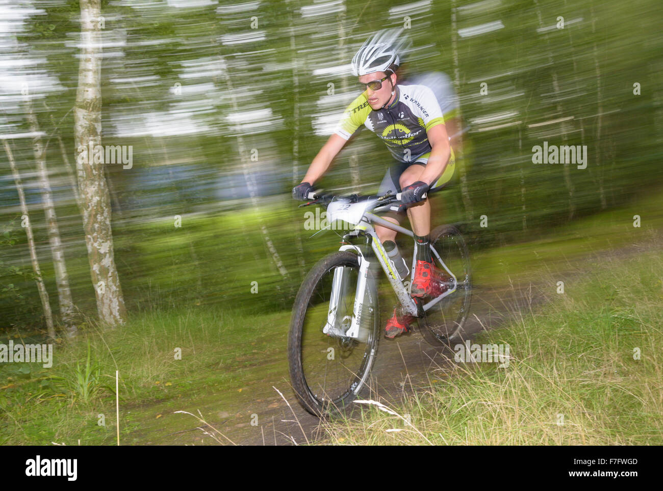 Ein Mountainbiker reitet durch den Wald auf einem Mountain Bike Wettbewerb Stockfoto
