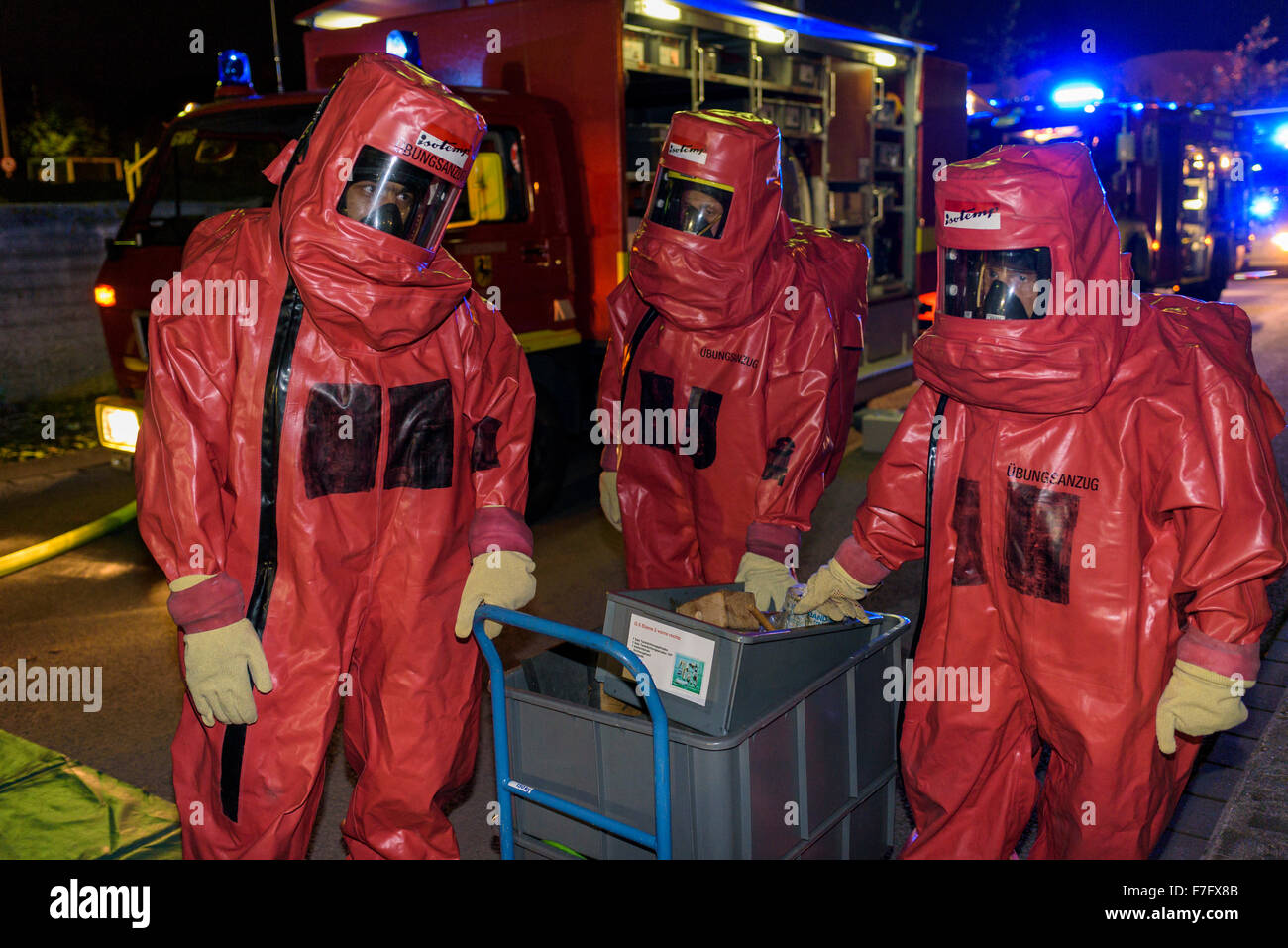 Feuerwehrleute in der Abc-Schutzanzüge-Praxis für den Notfall in einem Kraftwerk. Stockfoto