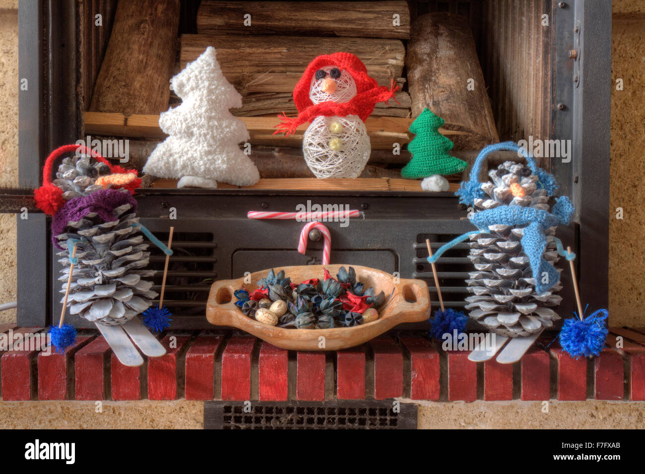 eine horizontale Frontalansicht eines verzierten Kamin mit einigen Weihnachtsschmuck Stockfoto