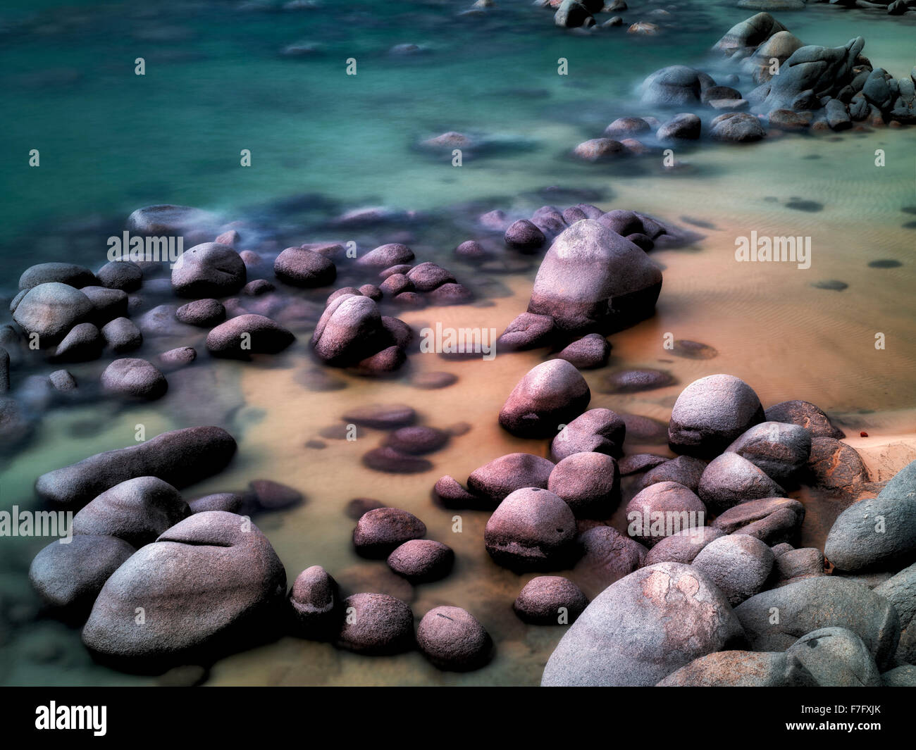 Findlinge am Strand Ufer des Lake Tahoe, Nevada Stockfoto