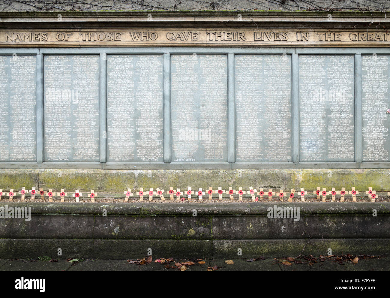 Eine Liste an Kettering Kenotaph von diesen Soldaten, Flieger und Segler aus der Stadt, die im ersten Weltkrieg starben. Stockfoto