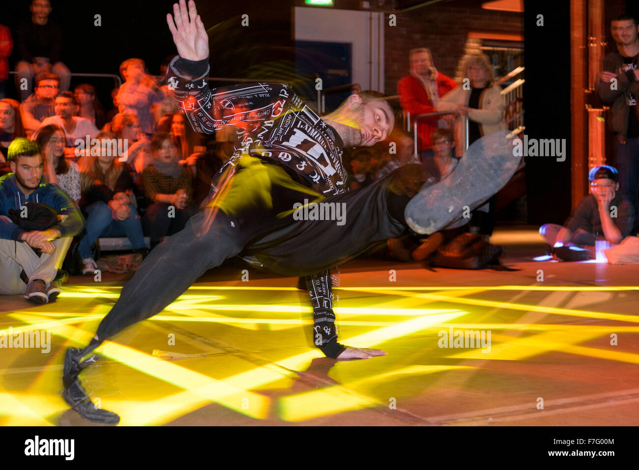 Ein junger Pause Tänzer führt auf einer Bühne in einem Breakdance-Wettbewerb. Stockfoto