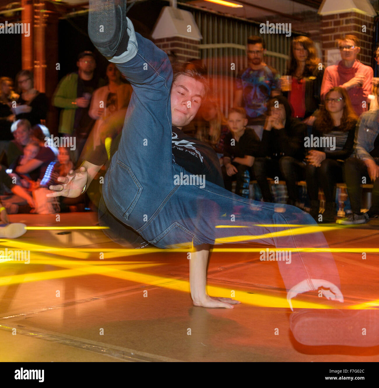 Ein junger Pause Tänzer führt auf einer Bühne in einem Breakdance-Wettbewerb. Stockfoto
